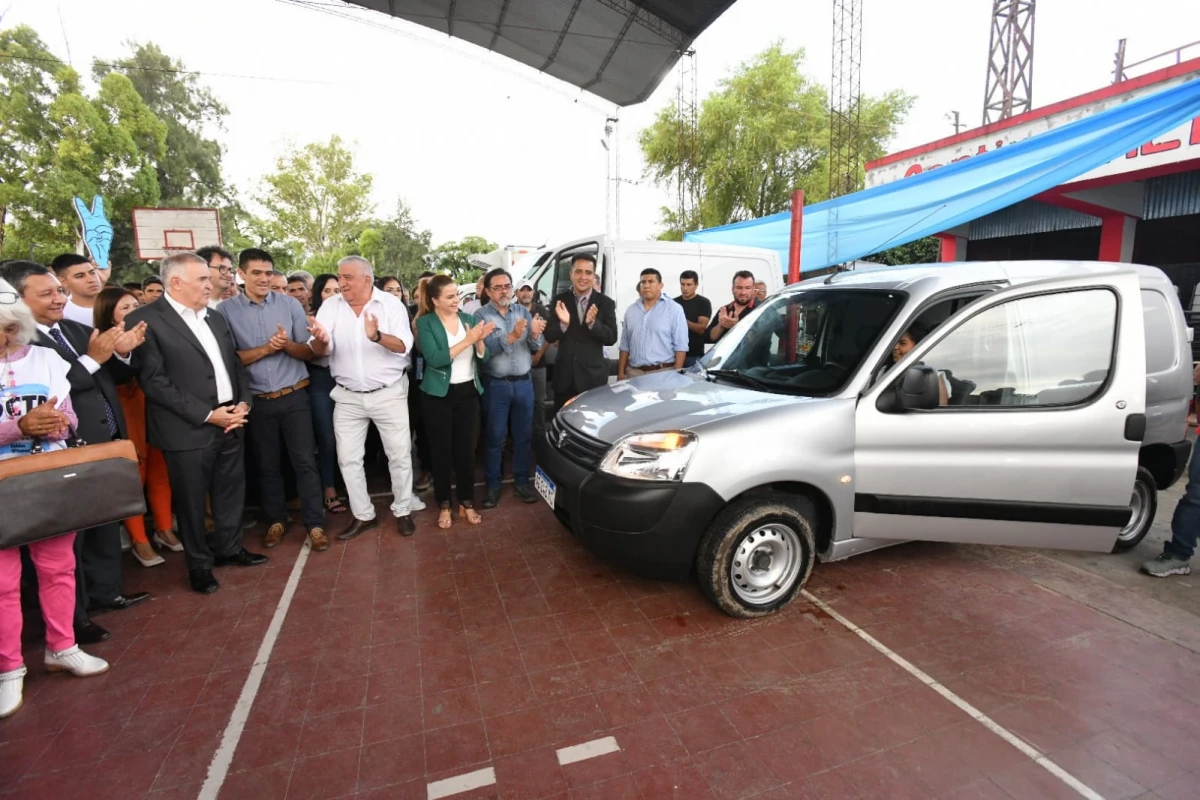 En Santa Ana, Jaldo entregó vehículos e inauguró obras de pavimentación. Foto Prensa