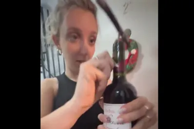 Video: no podían abrir un vino, le pidieron ayuda a un vecino y se hicieron virales