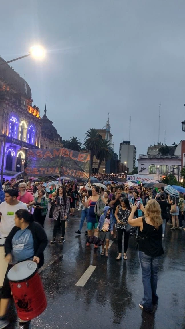 BAJO LA LLUVIA. Cientos de artistas e integrantes de distintos colectivos de la cultura de la provincia se movilizaron frente a la Casa de Gobierno.