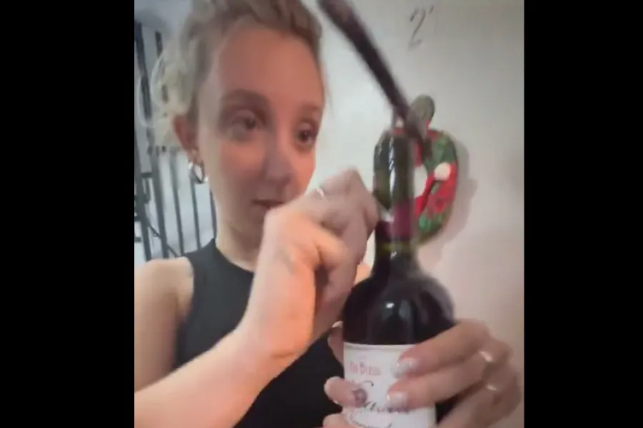 No podían abrir una botella de vino y le pidieron ayuda a un vecino.