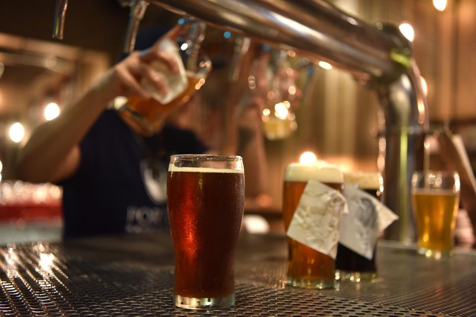 DEPENDE. Según la marca y el lugar, la botella de cerveza sale $3.500.