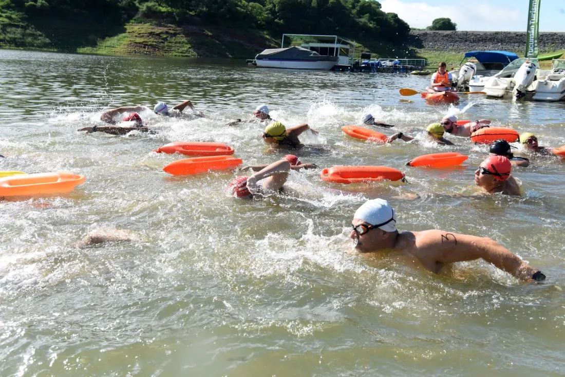 LARGARON. En la mañana del sábado los nadadores fueron los protagonistas en la zona del Yacht Club. FOTOS DE ANALÍA JARAMILLO