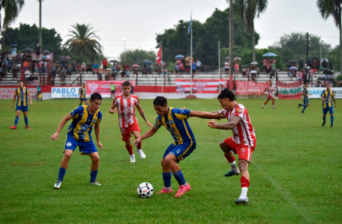 El capitán Gerardo Bustos busca descargar la pelota frente a la presión del delantero Franco Guerrero de Bella Vista.