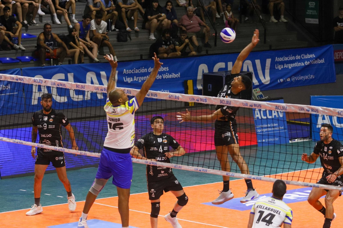 EN EL CENTRO. Karim Luna ataca en un mano a mano con Junior Sousa, precisamente un jugador que estuvo en Monteros Voley la temporada pasada. El central monterizo aportó cinco puntos. FOTO DE @MonterosVoley