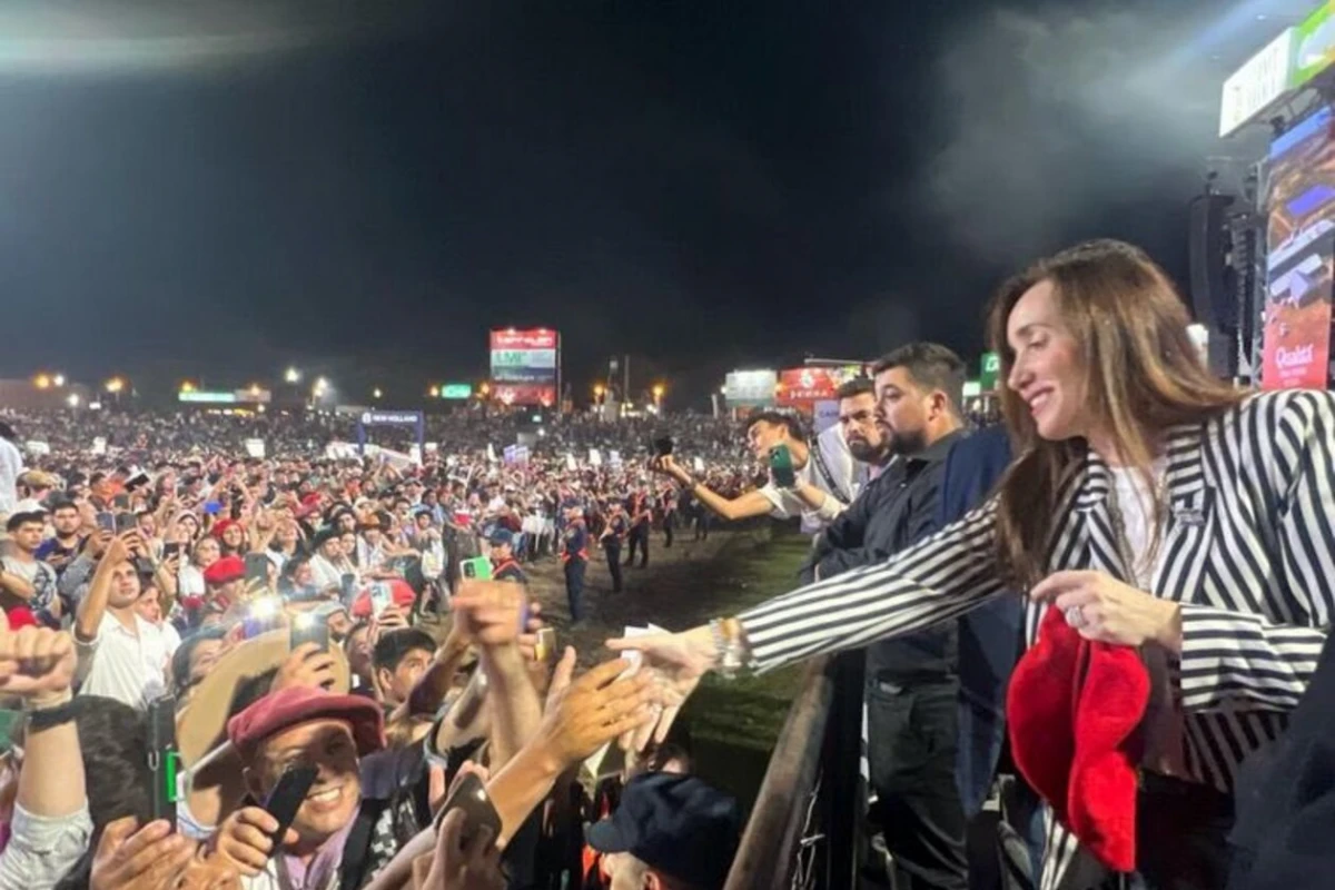 Villarruel fue al festival de Jesús María y Peteco Carabajal pidió: No se paren que no ha llegado nadie