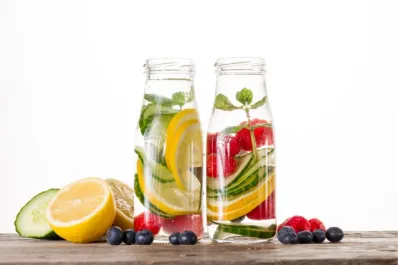 Aguas infusionadas: la tendencia en bebidas frescas y saludables para el verano