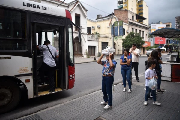 Los ómnibus restringieron el servicio y el municipio advirtió con multas de $23 millones