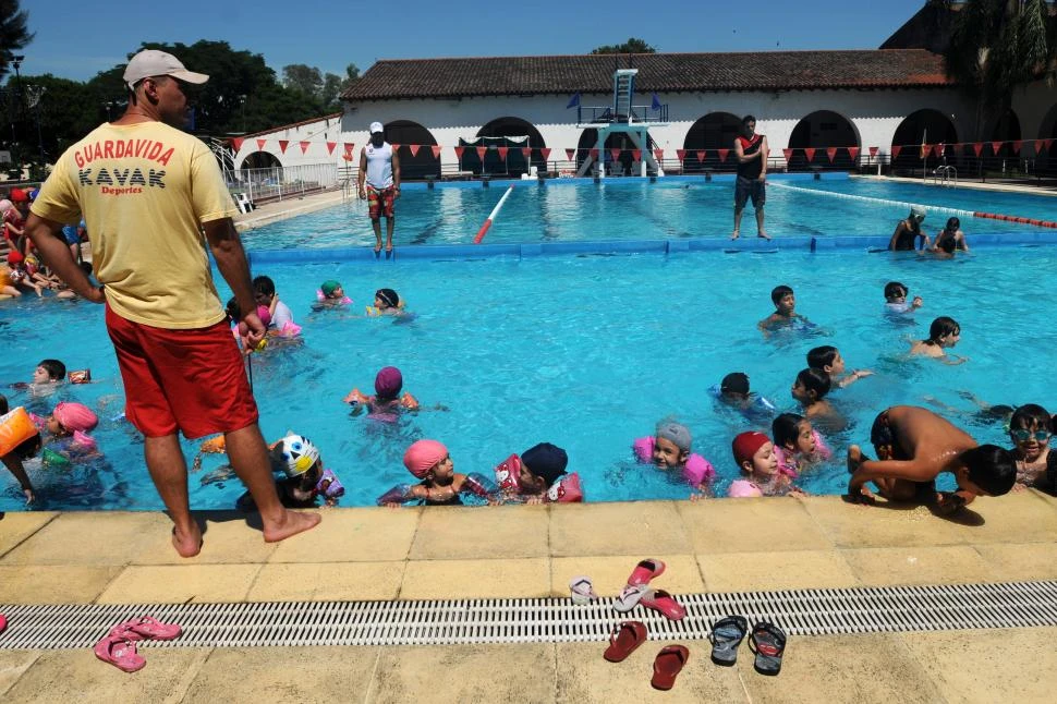 BAJO CUIDADOS ESPECÍFICOS. Profesores de natación y guardavidas acercan consejos para poder disfrutar sin riesgos de una zambullida refrescante. la gaceta / foto de INÉS QUINTEROS ORIO