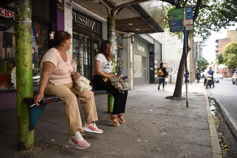 IMAGEN REPETIDA. Usuarios mirando a lo lejos, esperando el ómnibus la gaceta / foto de Ines Quinteros Orio