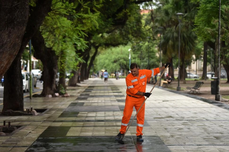 PLAZA URQUIZA. Un empleado municipal limpia uno de los principales paseos céntricos, usados por los bares. la gaceta / fotos de Ines Quinteros Orio