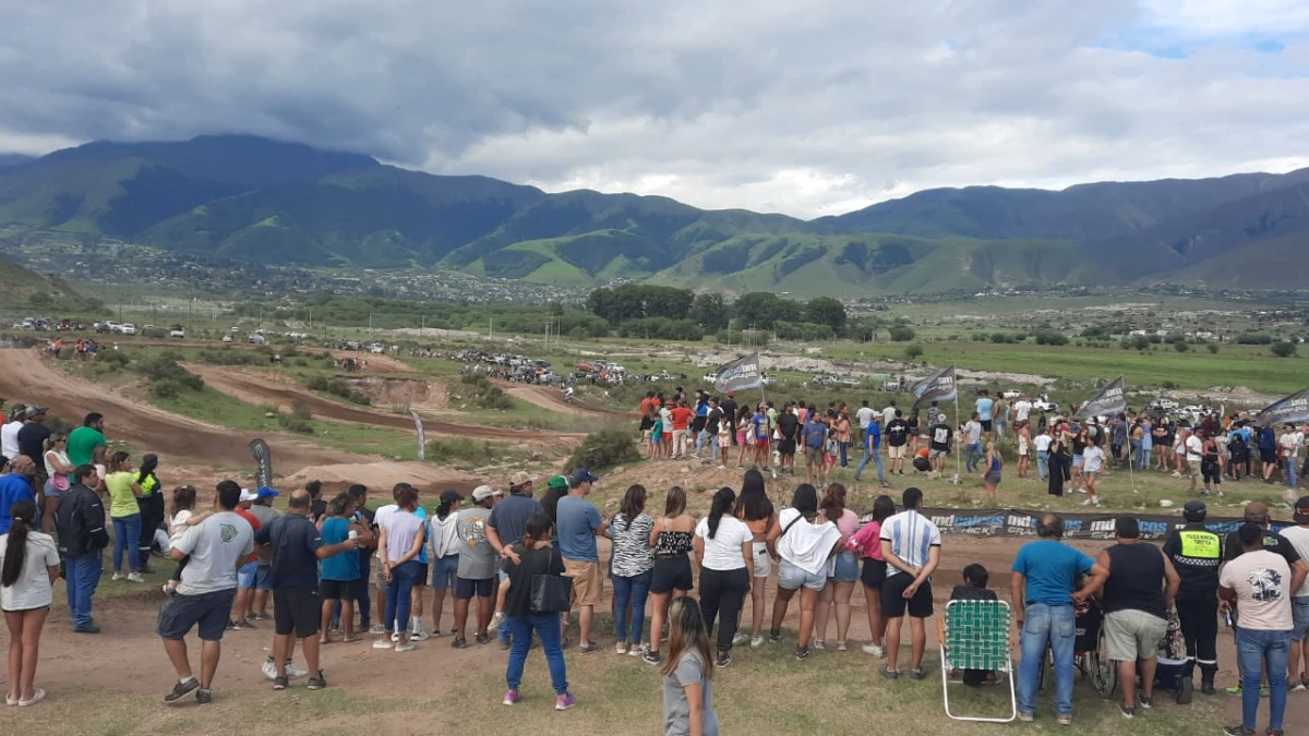 ATRACCIÓN. El público fue a presenciar las carreras de motos en la villa veraniega que empezó a tener actividad deportiva. FOTOS DE MARCOS SENA