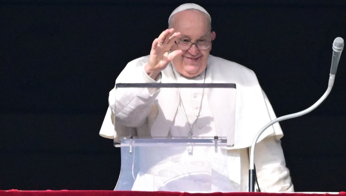 SALUDO. El papa Francisco saluda a los presentes en la Plaza de San Pedro. AFP