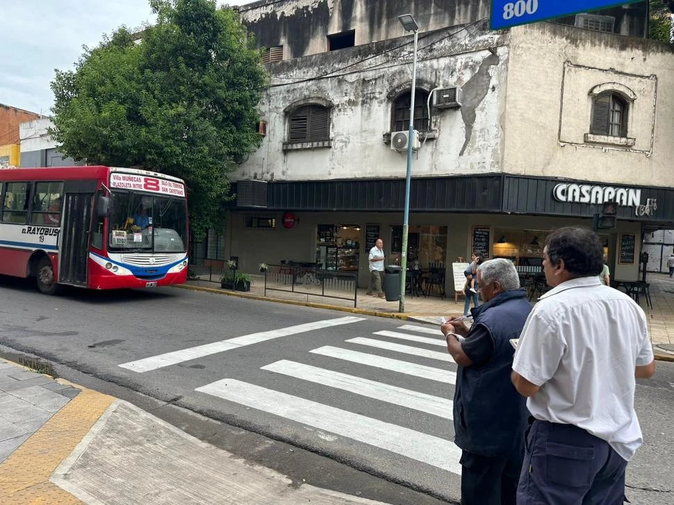 CONTROLES. Los empleados municipales salieron a las calles para constatar la reducción de los servicios. asdfasdf asdfasdfasdfasdf