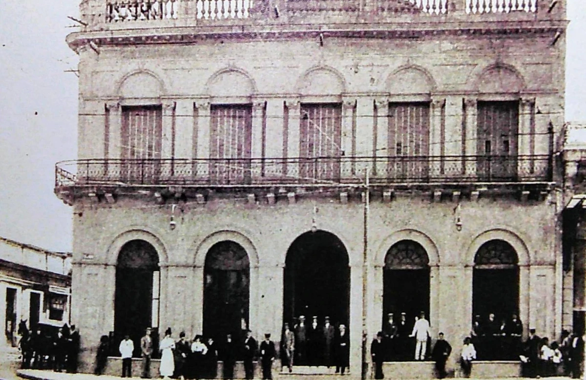 ANTIGUA CASONA DONDE NACIÓ ALBERDI. En 24 de Septiembre y 25 de Mayo.