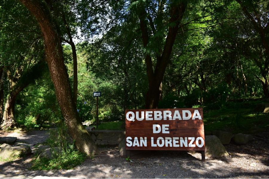 El recorrido para llegar a la cascada comienza en la Quebrada de San Lorenzo.