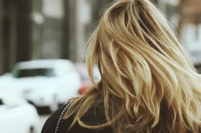 Decolorar el pelo con agua oxigenada: ¿es una práctica recomendada?