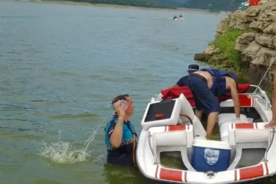 El Cadillal: rescataron a seis personas que se habían hundido en una lancha