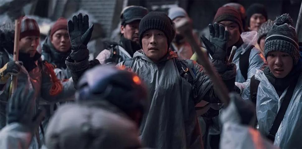 TERROR DENTRO DE LA CASA. Familia en peligro en “Aguas siniestras”.