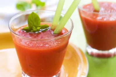 Éste es el jugo natural que reduce el colesterol y fortalece los huesos