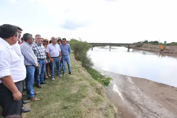 Osvaldo Jaldo supervisó los trabajos que se vienen realizando sobre los márgenes del río Marapa