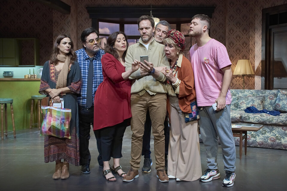 “VOTEMOS”. Una comedia con Muriel Santa Ana y Gustavo Garzón.