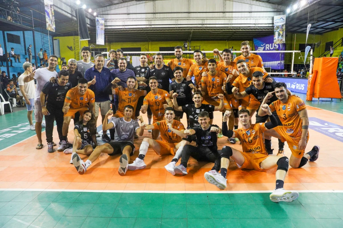 A PLENO. Los jugadores, cuerpo técnico, dirigentes y colaboradores posaron después del partido. FOTOS PRENSA MONTEROS VÓLEY