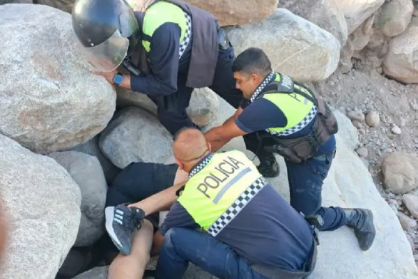 El Mollar: quiso sacarse una selfie, se le cayó el celular, intentó recuperarlo y quedó atrapado entre las piedras