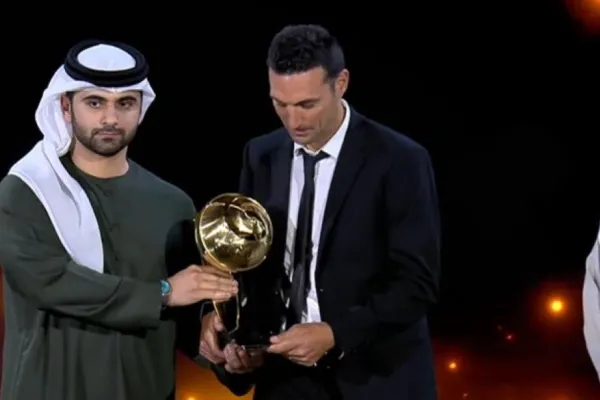 Scaloni dedicó a todos el premio a la trayectoria que recibió en Dubai