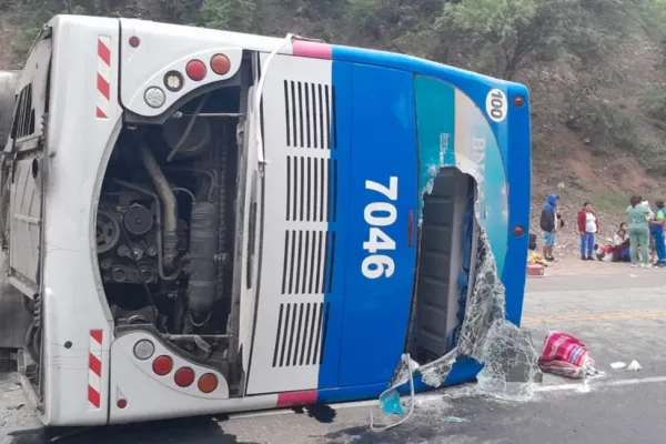 Murió una tucumana durante un choque frontal entre un camión y un colectivo