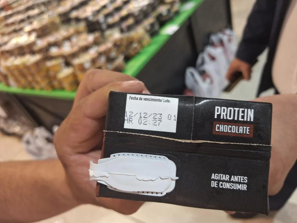 EN LAS GÓNDOLAS. Los inspectores exhiben la mercadería vencida.