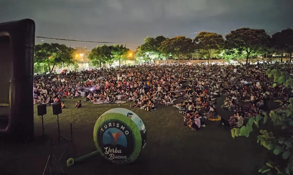 El Cine bajo las Estrellas convocó a una multitud en Yerba Buena