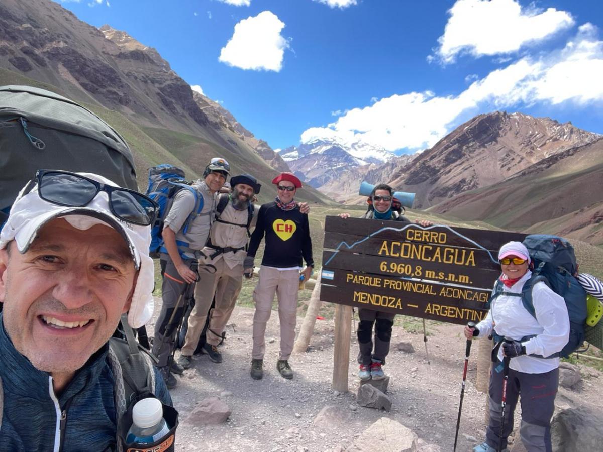 LISTOS PARA LA AVENTURA. La delegación completa del Club de Montañistas de Tucumán que participó de la expedición