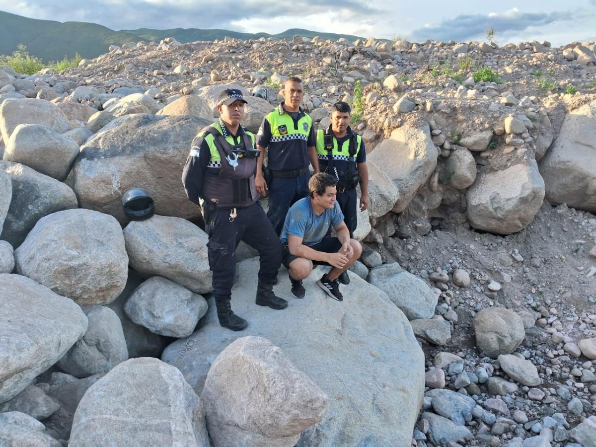 El Mollar: quiso sacarse una selfie, se le cayó el celular, intentó recuperarlo y quedó atrapado entre las piedras