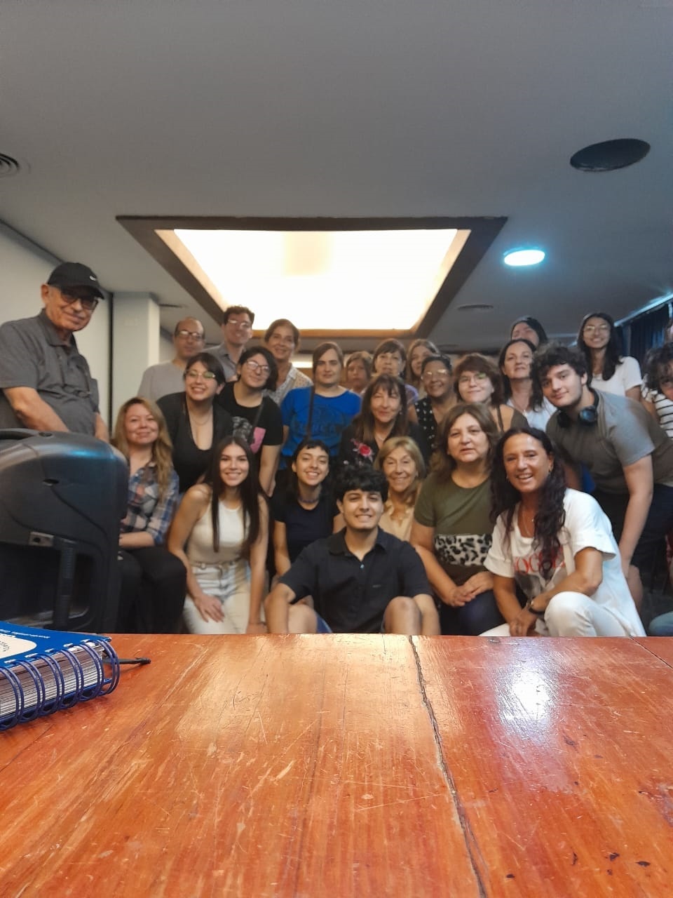 NO HAY EDAD PARA CANTAR. Patricia Juárez (en primera fila a la derecha) conduce el curso de canto en el Centro Virla.