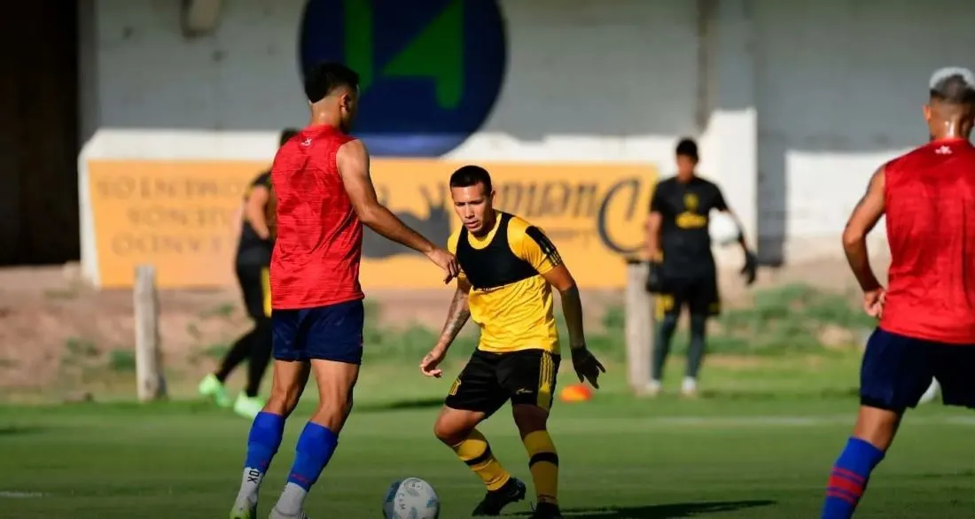 PROTAGONISTA. Mieres, de Mitre, se lleva la pelota. El lateral marcó dos goles en el primer partido. FOTO @CLUBAMITRE