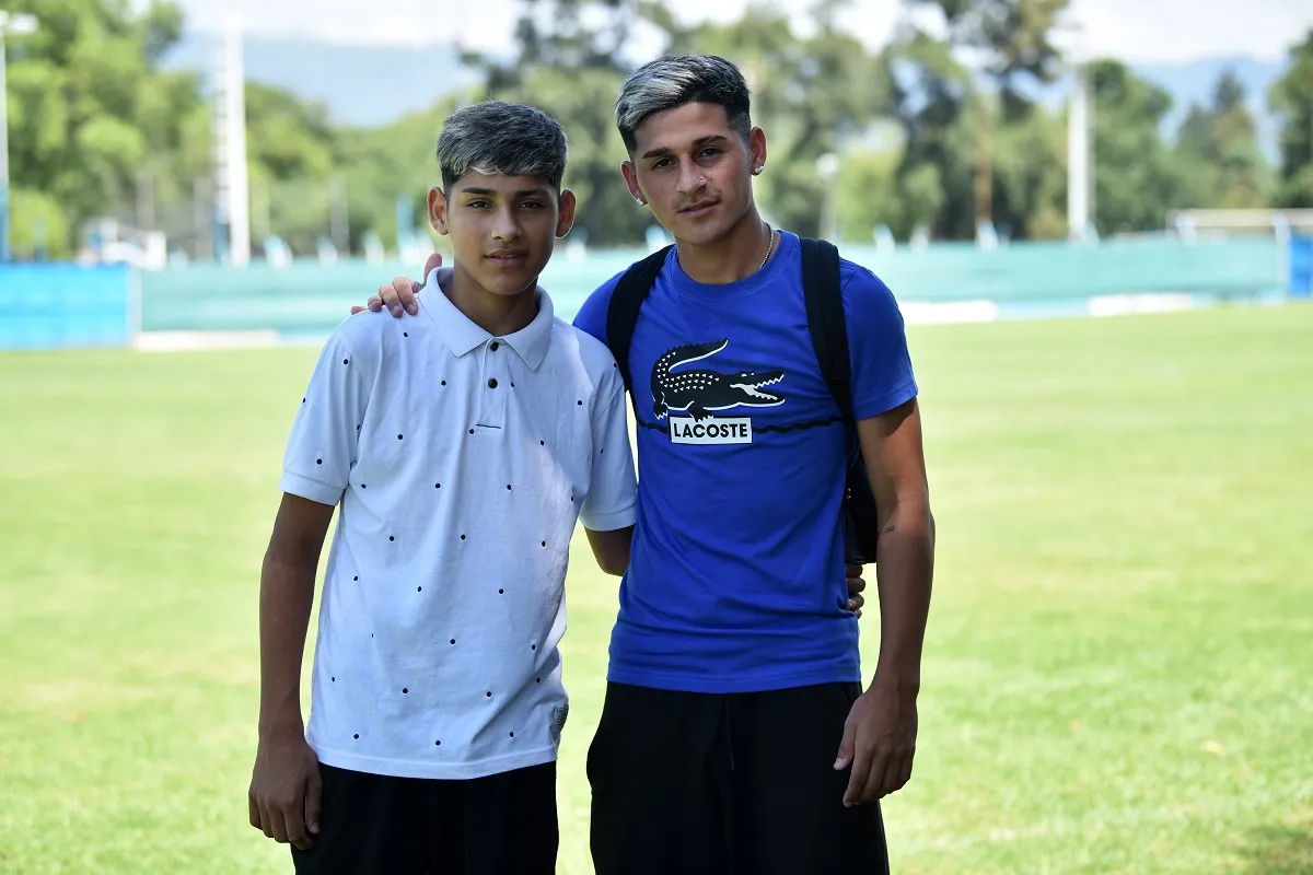 FAMILIA. Leonel Vega (derecha) junto a su hermano menor, Jeremías. El volante de la Reserva de Atlético fue uno de los pocos elegidos por la dupla técnica para sumarse a la pretemporada desde el inicio.