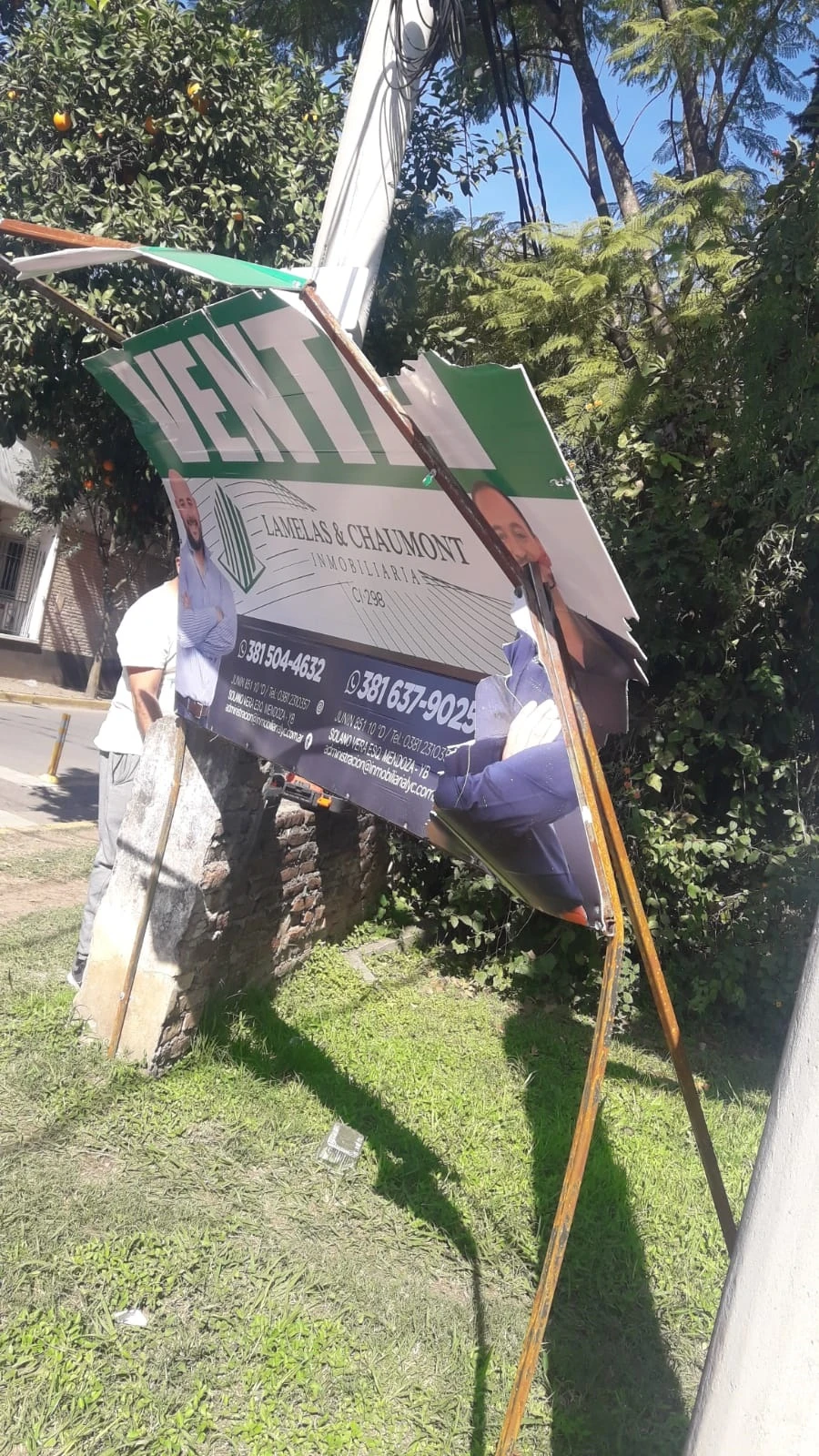 DAÑOS. Alrededor de 25 carteles fueron vandalizados.