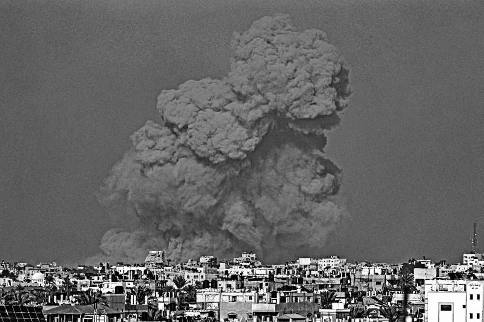 IMAGEN DE LA GUERRA. Israel mantiene un “asedio completo” al territorio palestino y un bloqueo total de la entrada de agua, alimentos y remedios. afp