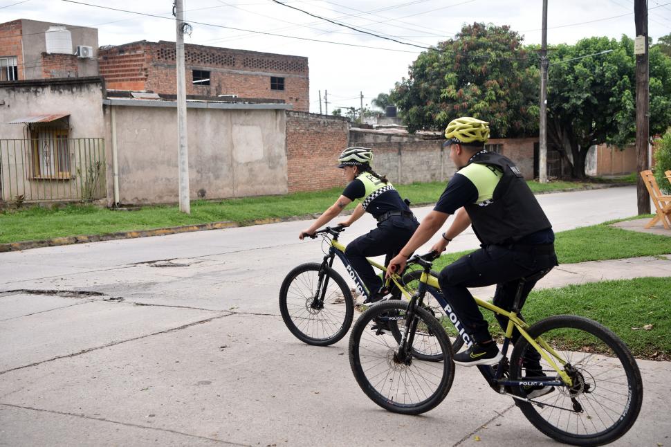 COLABORACIÓN. Los ciclos ayudan a quienes trabajan en las garitas.