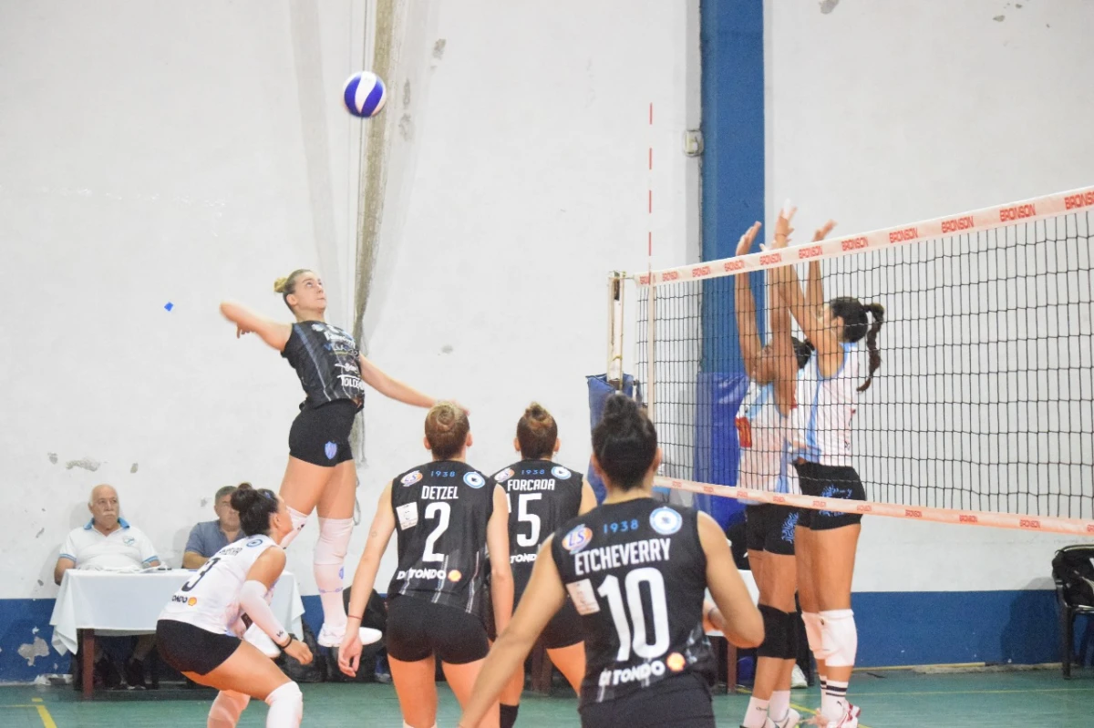 AL ATAQUE. Valentina Moya de Villa Dora se eleva para darle al balón. Fue la goleadora de su equipo. FOTO PRENSA TUCUMÁN DE GIMNASIA