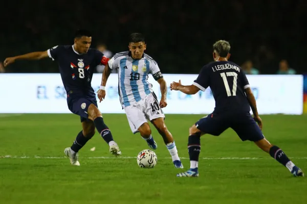 Argentina zafó de la derrota de manera agónica en el debut del Preolímpico