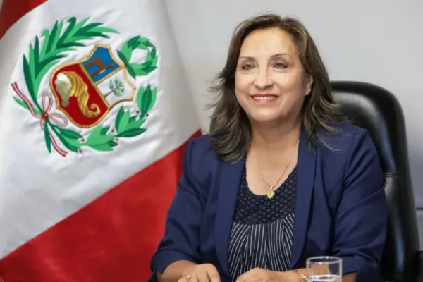 Perú: agredieron a la presidenta en un acto en Ayacucho