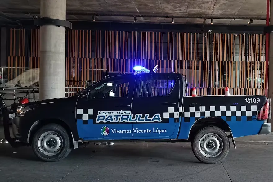 Dos jóvenes robaron un patrullero y se filmaron manejando por 30 cuadras