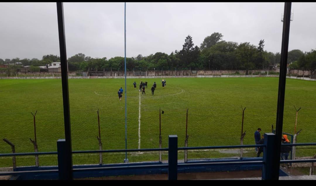 ¿SE PODÍA JUGAR? El árbitro Guido Medina decidió que la cancha no estaba en condiciones de recibir el partido entre Talleres (M) y San Pablo.