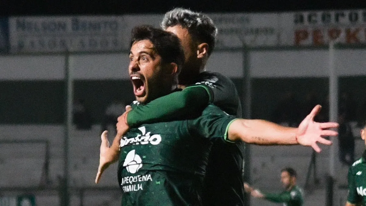 FESTEJO DE GOL. Bettini viene de una gran temporada en Sarmiento de Junín. Foto tomada de Radio Cadena Patagonia.