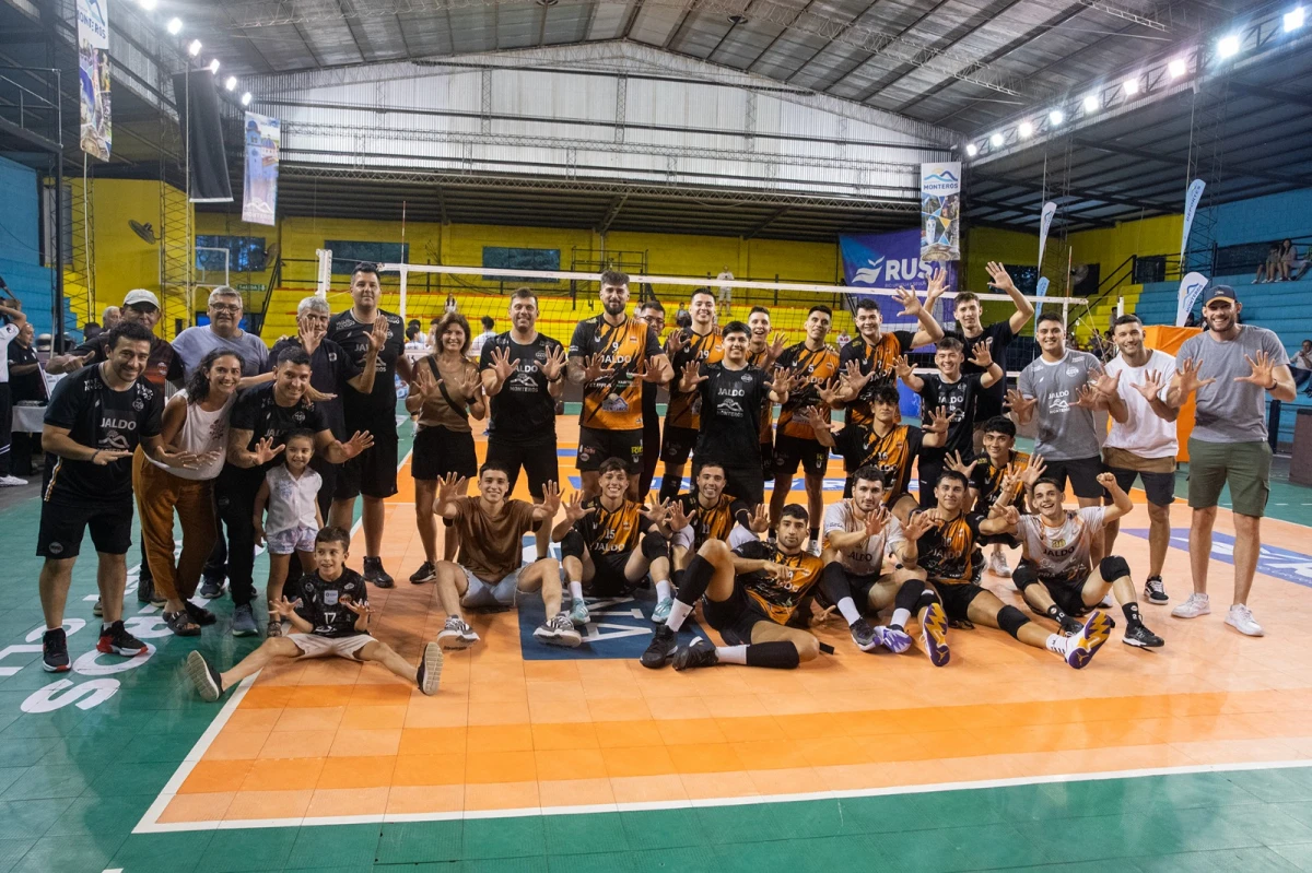 FALTÓ. Plantel, cuerpo técnico, dirigentes y colaboradores de Monteros Vóley festejaron mostrando la cantidad de títulos ganados con los dedos. Al ser la coronación número 11, los dedos de las manos no bastaron. FOTOS PRENSA MONTEROS VÓLEY