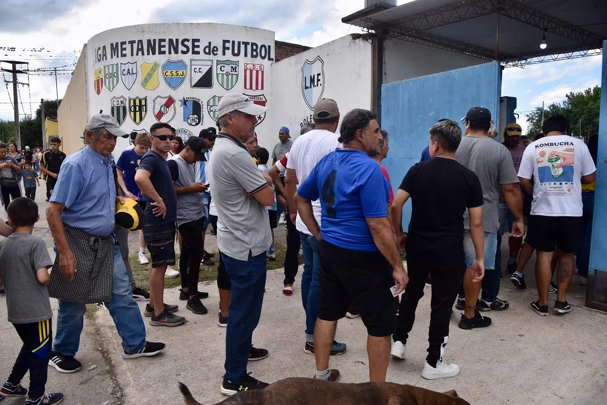 INGRESO. Los hinchas de San Pablo reclamaron un trato hostil al momento de entrar al estadio.