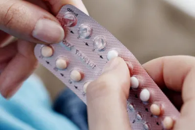 ¿Sabías que ciertas situaciones pueden cortar el efecto de las pastillas anticonceptivas? Esto explican los expertos