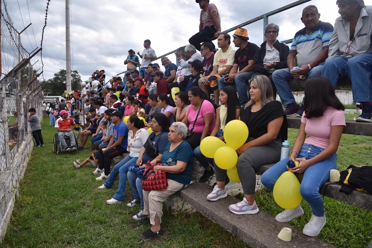 EXPECTANTES. Los fanáticos aguardan por el inicio del partido, en una de las tribunas. LA GACETA/ Foto de Inés Quinteros Orio.