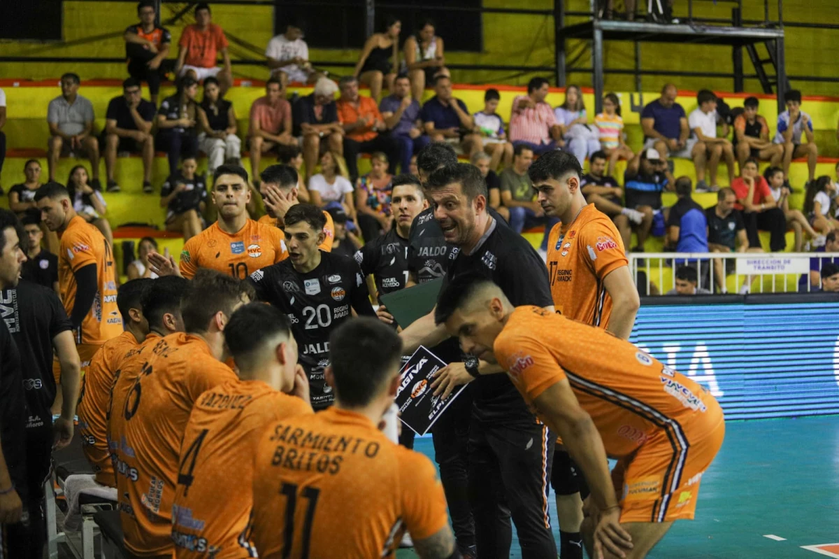 ATENTOS. Patti da indicaciones a sus jugadores en el primer partido interparejas. Pese a tener una victoria accesible, Monteros Vóley sabe que no puede bajar su guardia. FOTO PRENSA MONTEROS VOLEY.